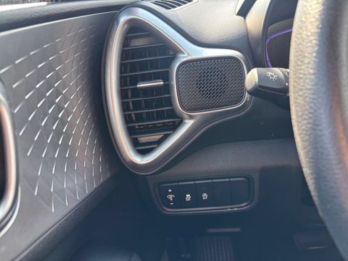 Used 2025 Kia Soul LX w/ LX Technology Package FWD image 27