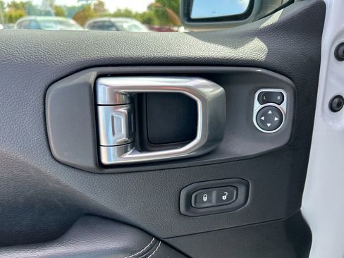 Used 2022 Jeep Wrangler Unlimited Sahara image 11