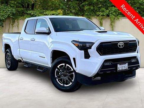 Certified 2025 Toyota Tacoma TRD Sport AWD/4WD image 1