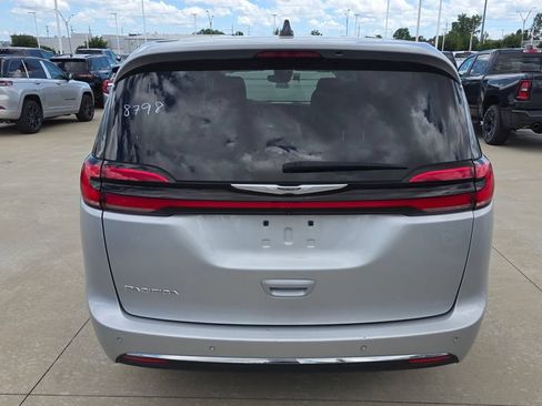 Used 2024 Chrysler Pacifica Touring-L FWD image 4