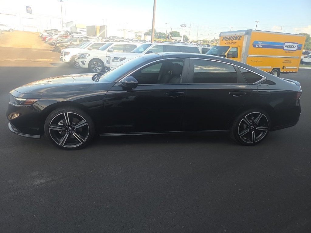 Used 2025 Honda Accord Sport image 4