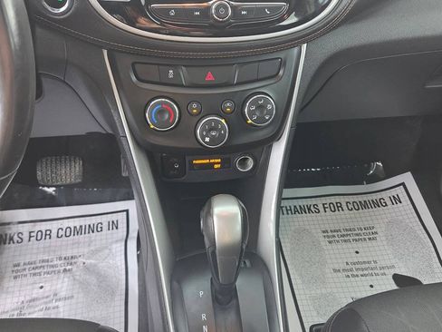 Used 2017 Chevrolet Trax LT w/ LT Convenience Package AWD/4WD image 11
