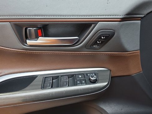 Used 2023 Toyota Venza Limited image 27