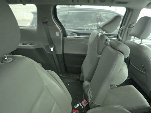 Used 2019 Toyota Sienna XLE w/ XLE Navigation Package image 7