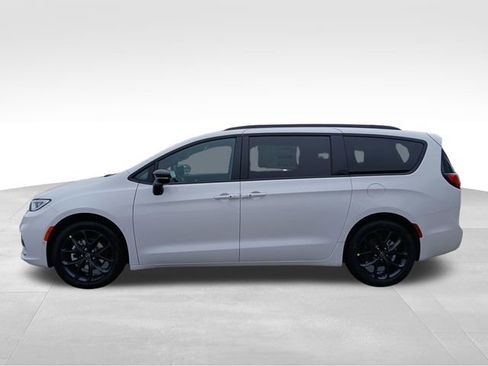 New 2026 Chrysler Pacifica Select image 2