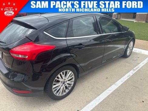 Used 2018 Ford Focus Titanium w/ Titanium Technology Package FWD image 4