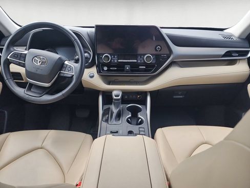 Used 2023 Toyota Highlander XLE AWD/4WD image 11
