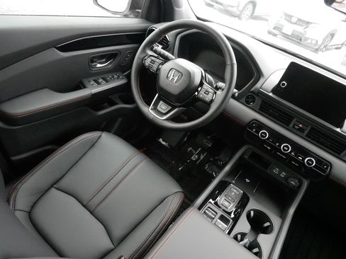 Certified 2025 Honda Pilot TrailSport image 9