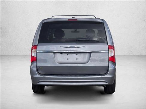 Used 2016 Chrysler Town & Country Touring image 6