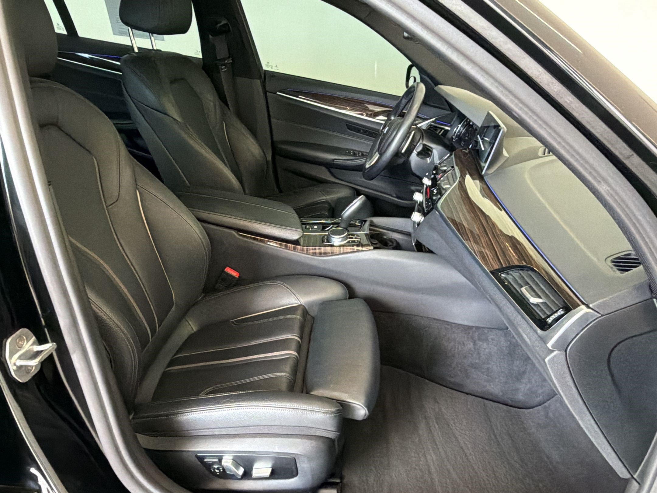 Used 2018 BMW 530e xDrive AWD/4WD image 24