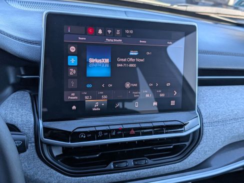 Used 2024 Jeep Compass Latitude image 18