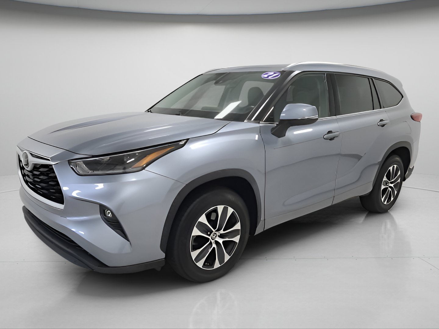 Used 2021 Toyota Highlander XLE FWD image 3