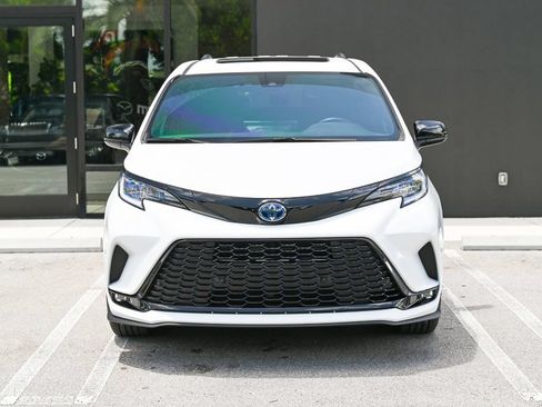 Used 2025 Toyota Sienna XSE FWD image 3