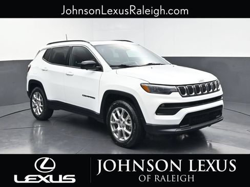 Used 2023 Jeep Compass Latitude w/ Sun and Sound Group AWD/4WD image 3