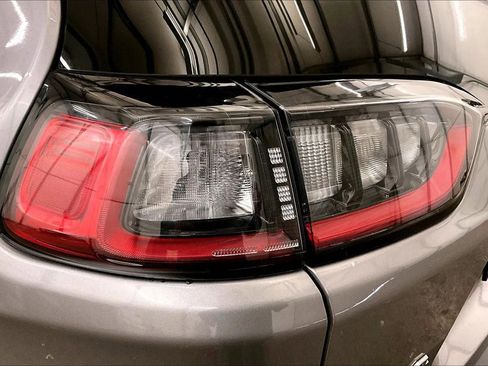 Used 2019 Jeep Cherokee Limited image 28