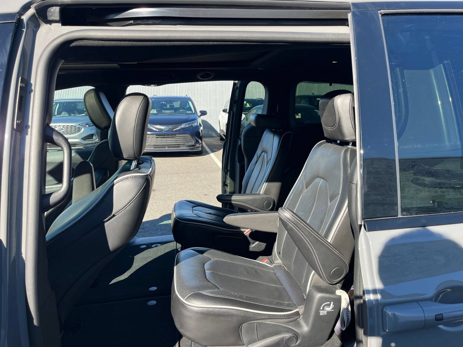 Used 2025 Chrysler Pacifica Limited FWD image 27