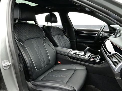 Used 2022 BMW 750i xDrive w/ Autobahn Package image 18