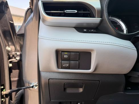 Used 2021 Toyota Highlander LE FWD image 14