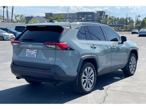 Used 2022 Toyota RAV4 XLE Premium AWD/4WD image 7