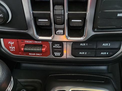 Used 2025 Jeep Gladiator Rubicon AWD/4WD image 16