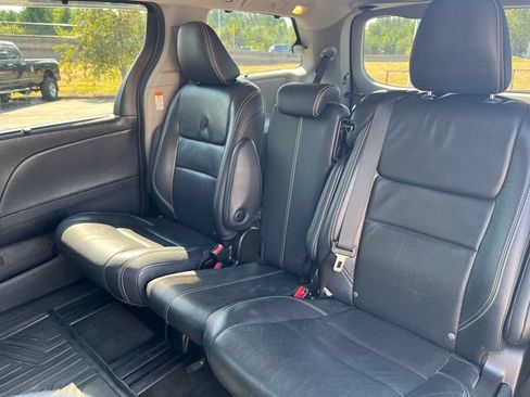 Used 2015 Toyota Sienna SE w/ SE Preferred Package FWD image 19