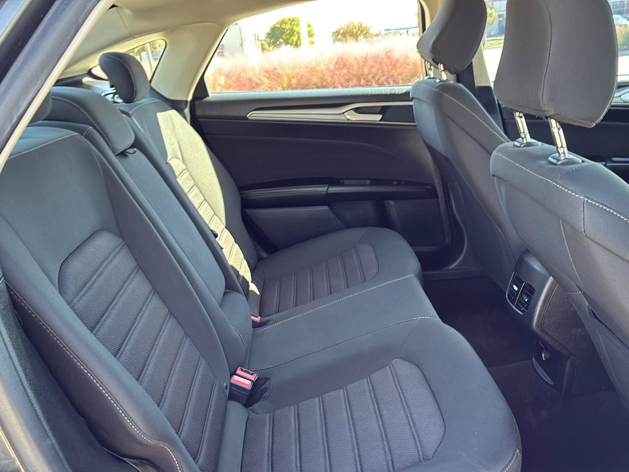 Used 2020 Ford Fusion SE FWD image 28