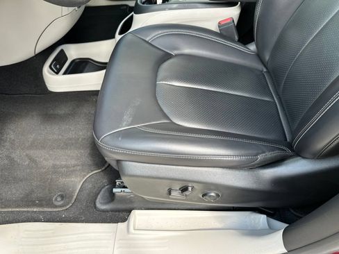 Used 2023 Chrysler Pacifica Touring-L AWD/4WD image 24
