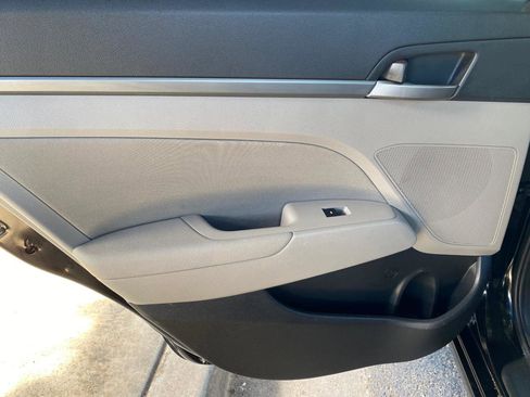 Used 2017 Hyundai Elantra SE image 32