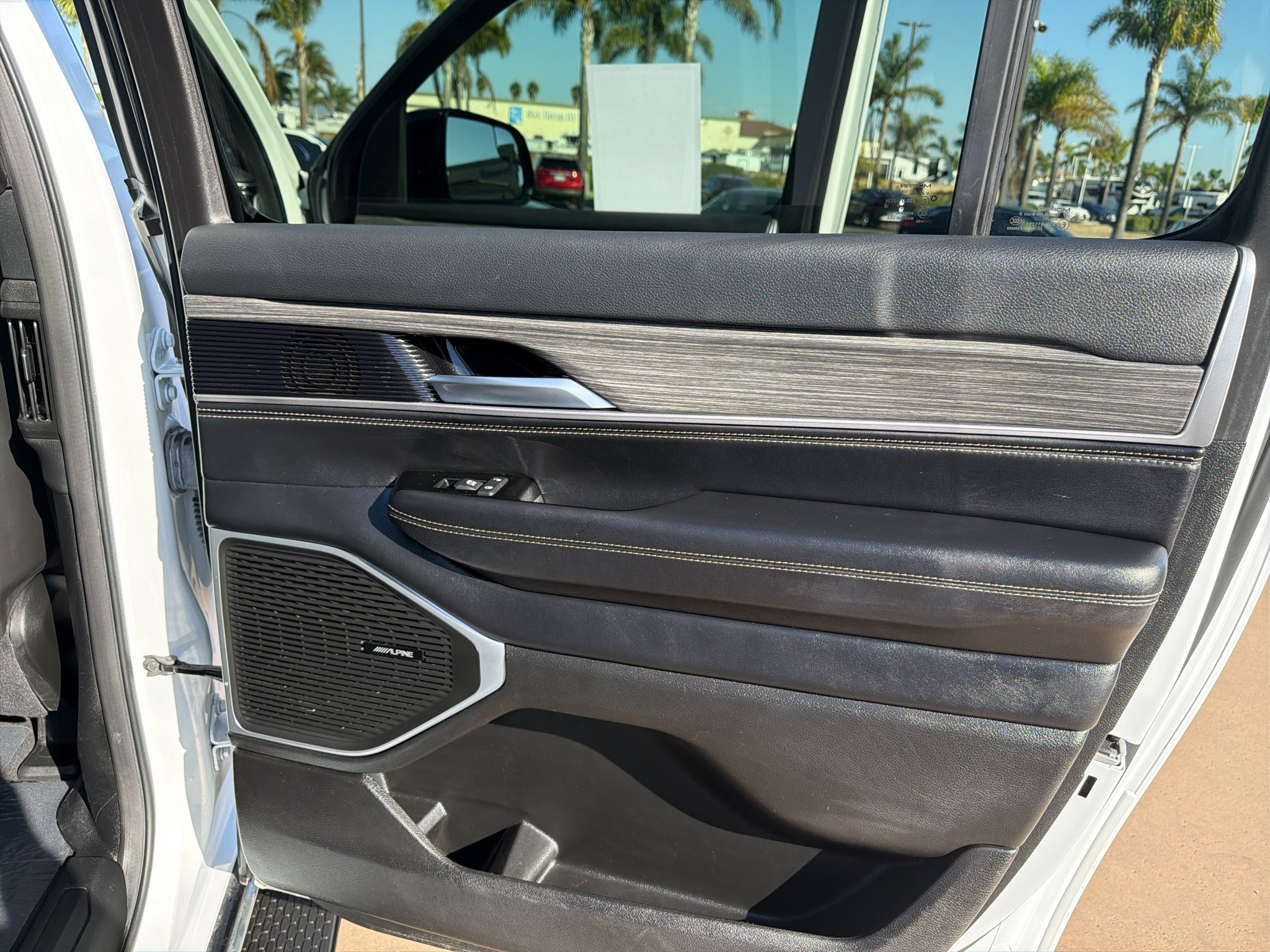 Used 2024 Jeep Wagoneer L Series III w/ Flexible Seating Group AWD/4WD image 16