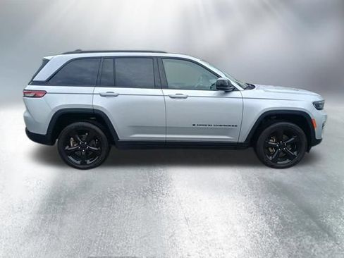 Used 2023 Jeep Grand Cherokee Altitude AWD/4WD image 7
