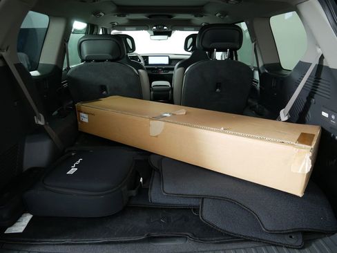 Certified 2024 Kia EV9 Land image 18