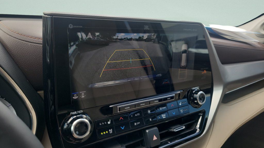 Certified 2022 Toyota Highlander Platinum AWD/4WD image 18
