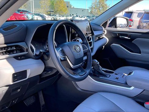 Used 2022 Toyota Highlander XLE image 15