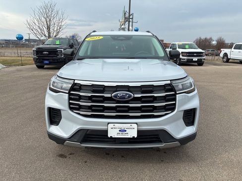 Used 2025 Ford Explorer Active AWD/4WD image 3