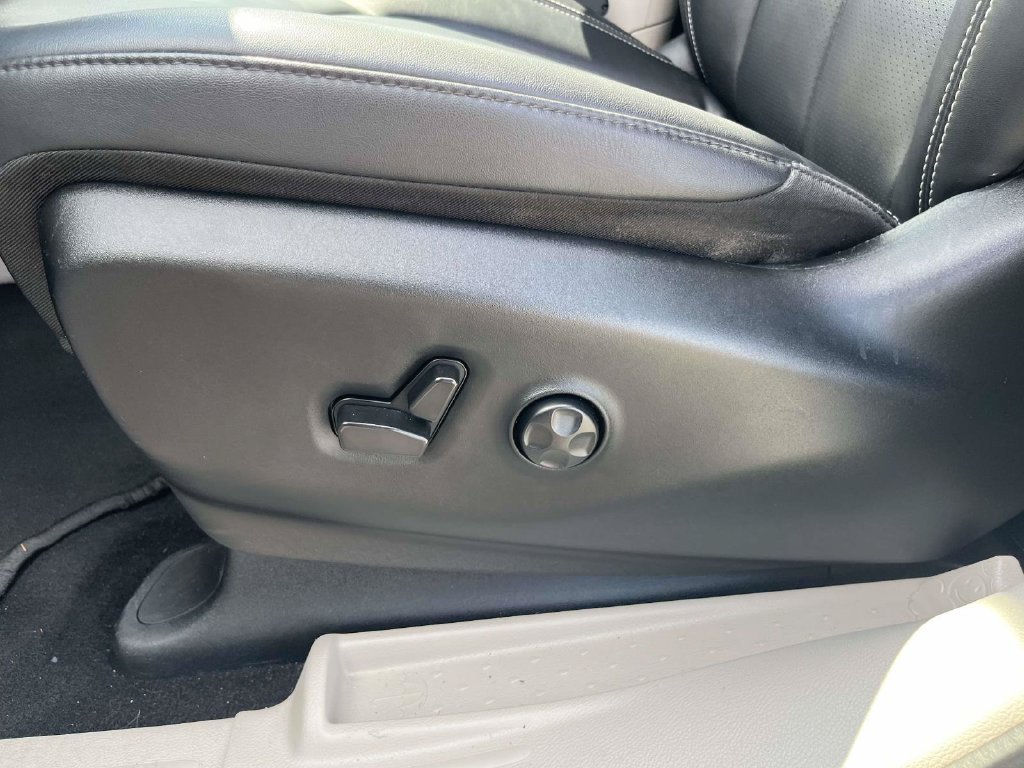 Used 2024 Chrysler Pacifica Touring-L FWD image 16