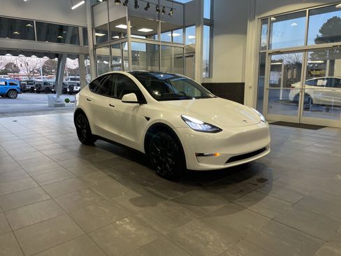 Used 2023 Tesla Model Y AWD image 2