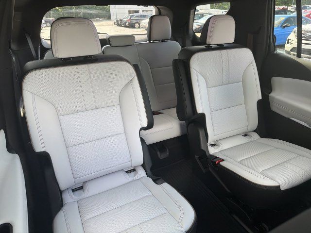 Certified 2025 Chevrolet Traverse High Country w/ LPO, Floor Liner Package FWD image 18