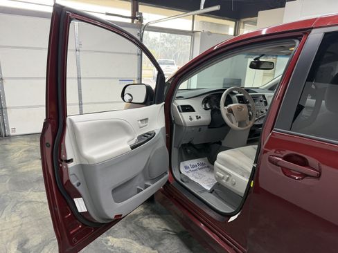 Used 2012 Toyota Sienna LE FWD image 10