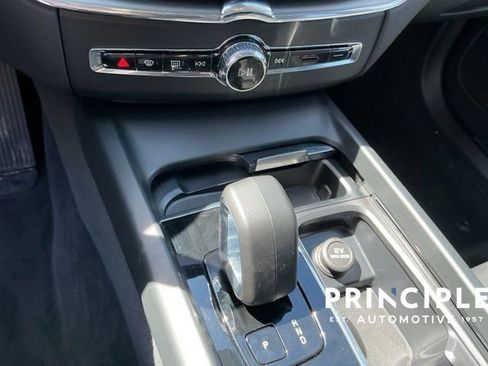 Certified 2025 Volvo XC60 B5 Core image 19