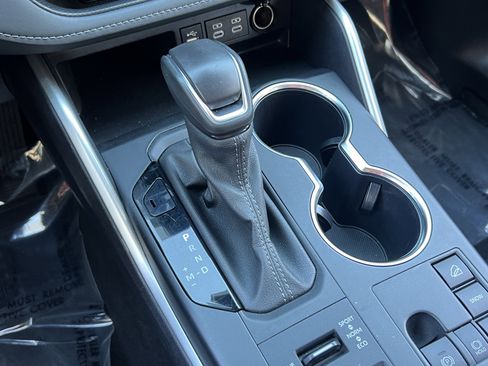 Used 2024 Toyota Highlander XLE image 31