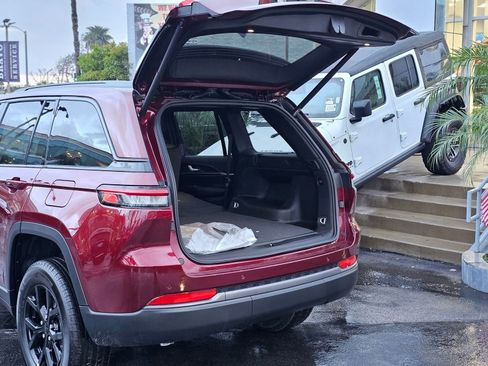 New 2026 Jeep Grand Cherokee Altitude image 8