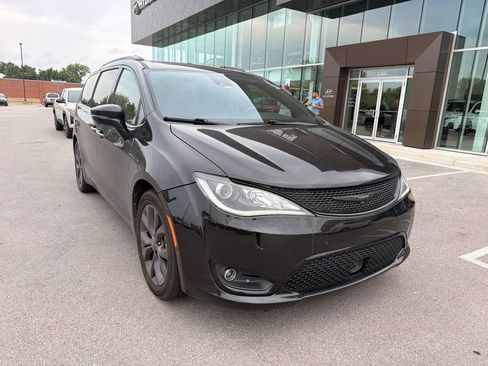 Used 2020 Chrysler Pacifica Limited FWD image 1