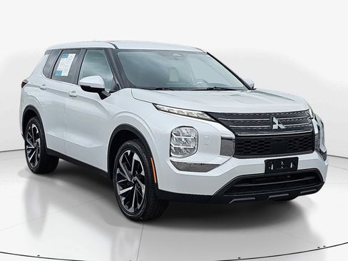 Used 2022 Mitsubishi Outlander ES AWD/4WD image 2