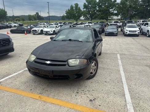 Used 2004 Chevrolet Cavalier Coupe w/ Preferred Equipment Group FWD image 2