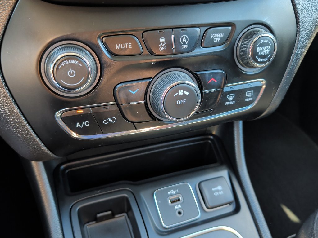Used 2020 Jeep Cherokee Latitude FWD image 20