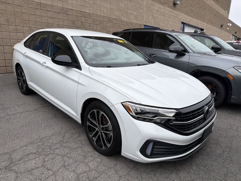 Used 2023 Volkswagen Jetta Sport image 2