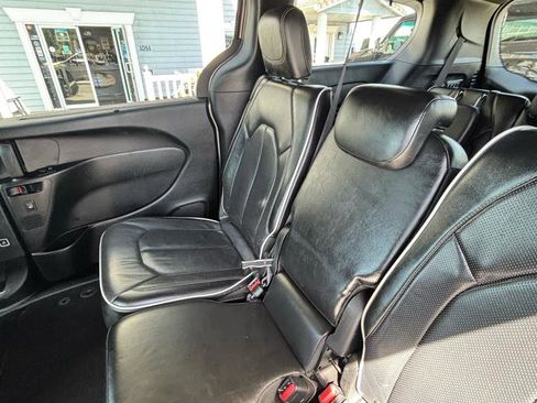 Used 2018 Chrysler Pacifica Limited FWD image 25