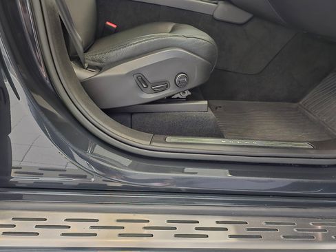 Certified 2022 Volvo XC90 T6 Momentum w/ Climate Package image 13