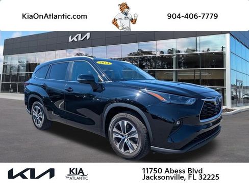 Used 2024 Toyota Highlander XLE FWD image 1