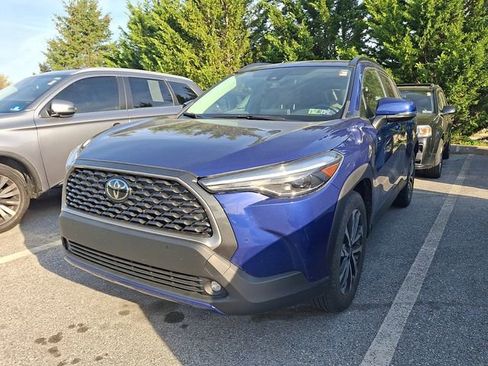 Used 2022 Toyota Corolla Cross XLE w/ Convenience Package image 3